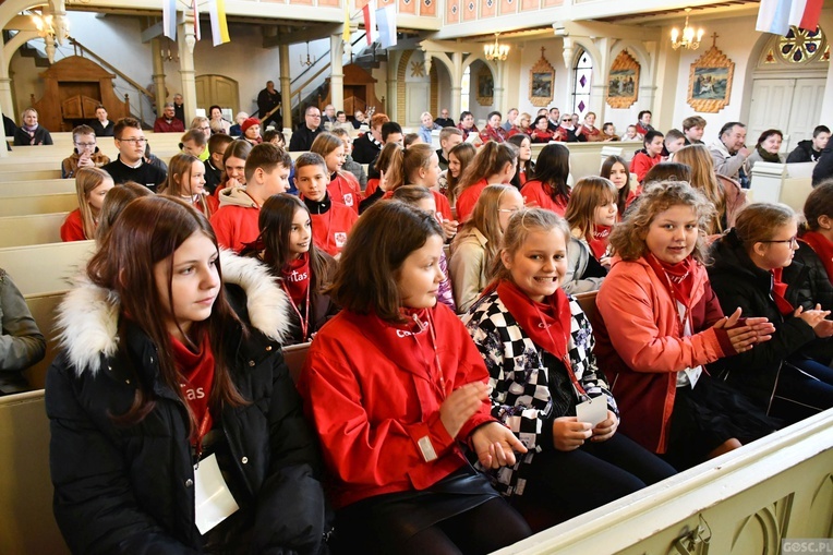 Trzebicz. Szkolne święto ze św. JPII