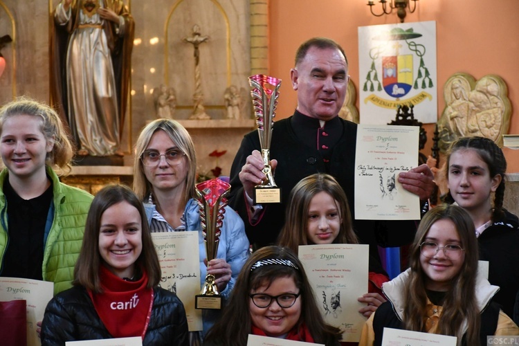 Trzebicz. Szkolne święto ze św. JPII