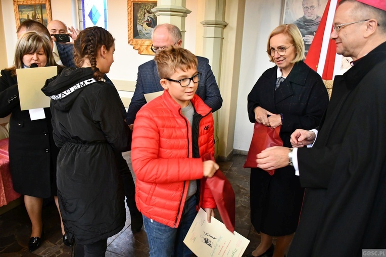 Trzebicz. Szkolne święto ze św. JPII