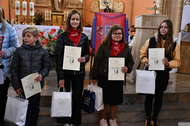 Trzebicz. Szkolne święto ze św. JPII