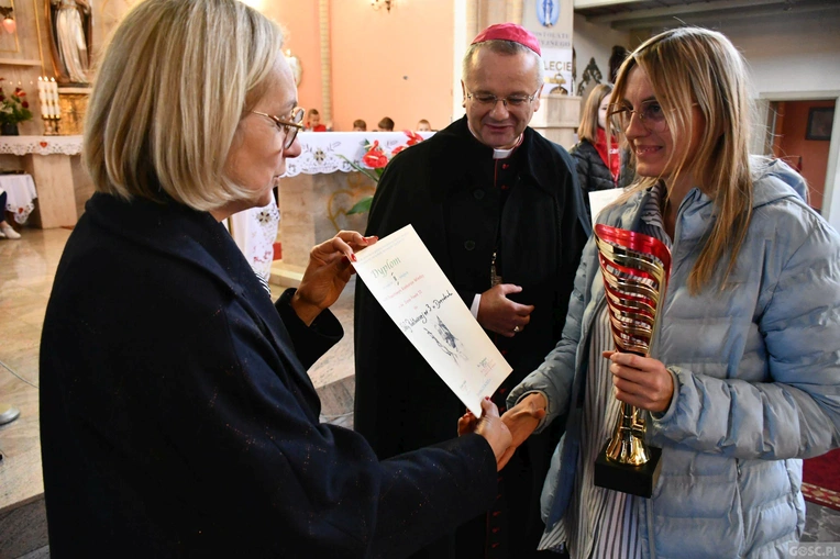 Trzebicz. Szkolne święto ze św. JPII
