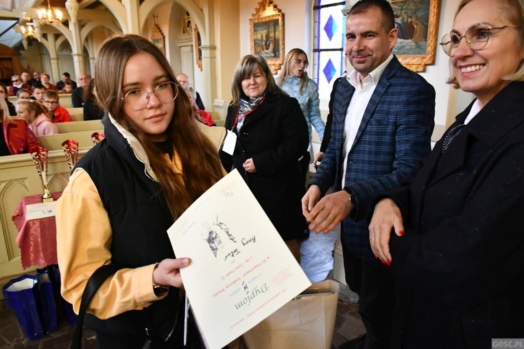 Trzebicz. Szkolne święto ze św. JPII