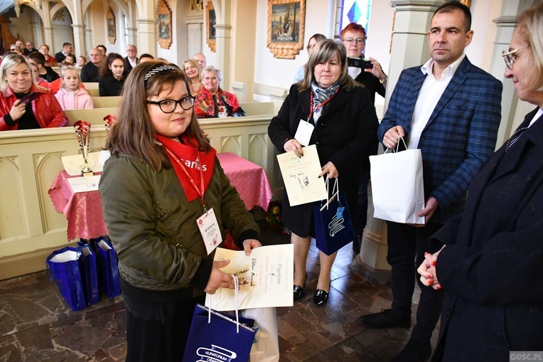 Trzebicz. Szkolne święto ze św. JPII