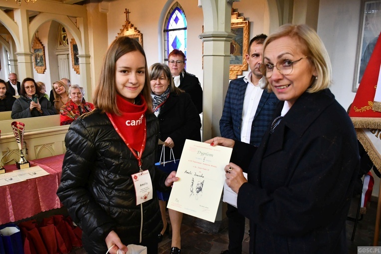 Trzebicz. Szkolne święto ze św. JPII