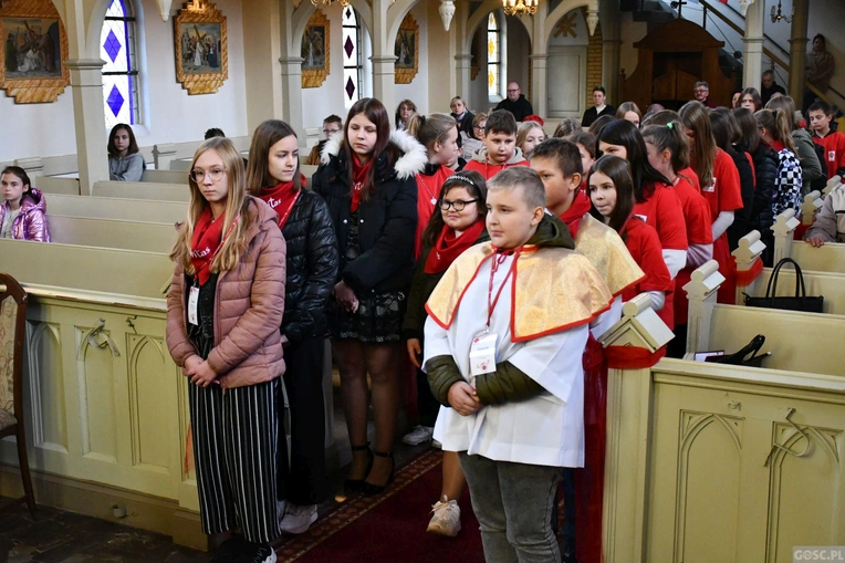 Trzebicz. Szkolne święto ze św. JPII