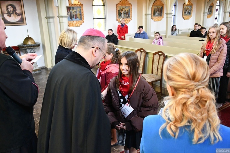 Trzebicz. Szkolne święto ze św. JPII