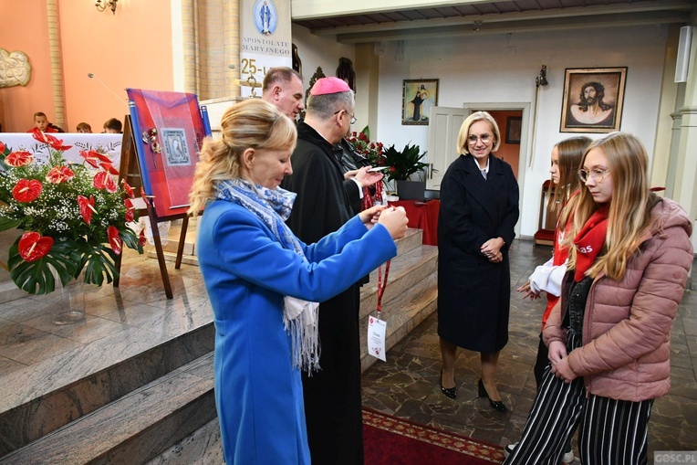 Trzebicz. Szkolne święto ze św. JPII