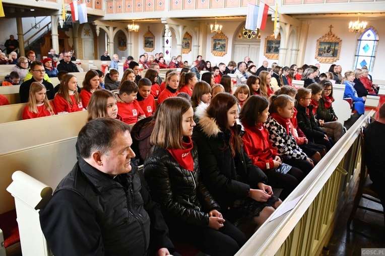 Trzebicz. Szkolne święto ze św. JPII