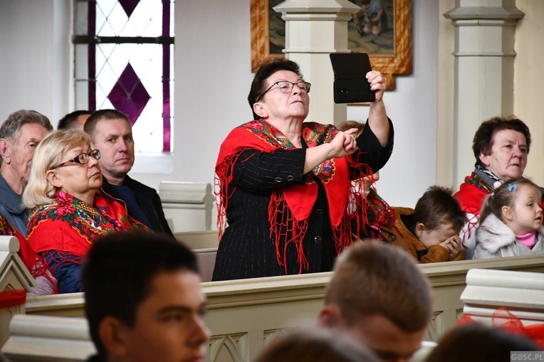 Trzebicz. Szkolne święto ze św. JPII