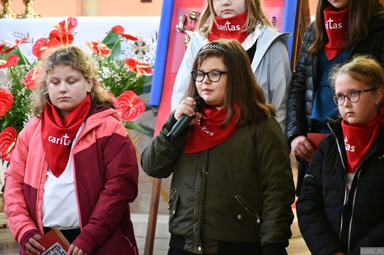 Trzebicz. Szkolne święto ze św. JPII
