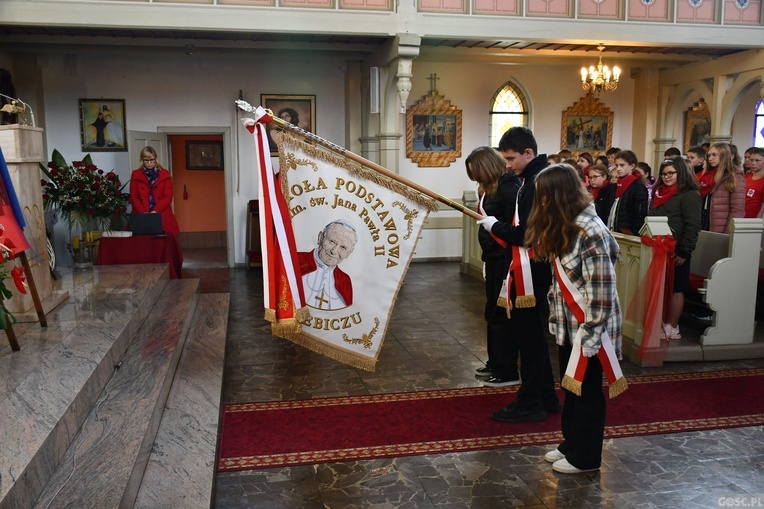 Trzebicz. Szkolne święto ze św. JPII