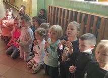 Modlitwa różańcowa w szkole w Zakrzówku.