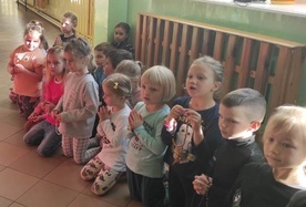 Modlitwa różańcowa w szkole w Zakrzówku.
