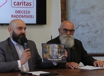 O kalendarzu mówili ks. Damian Drabikowski i Wojciech Dąbrowski.