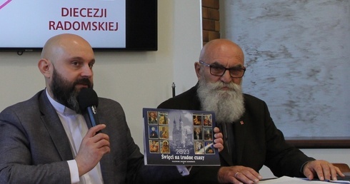 O kalendarzu mówili ks. Damian Drabikowski i Wojciech Dąbrowski.