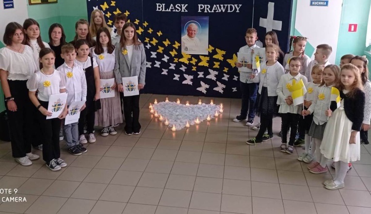 Apel przygotowali uczniowie klas II, IV i VIII.