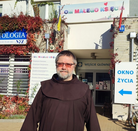 Ojciec Filip jest z wykształcenia psychologiem, psychoterapeutą oraz psychoonkologiem. 