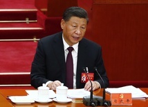 Przywódca Chin Xi Jinping zerwał z niepisanym limitem wieku i pozostał w kluczowym organie partii