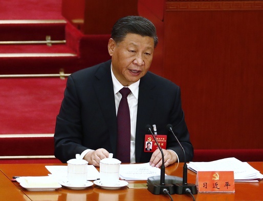 Przywódca Chin Xi Jinping zerwał z niepisanym limitem wieku i pozostał w kluczowym organie partii