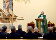Biskup w czasie modlitwy Liturgią Godzin.