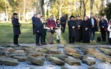 Wspólna modlitwa przy nowym symbolicznym lapidarium.