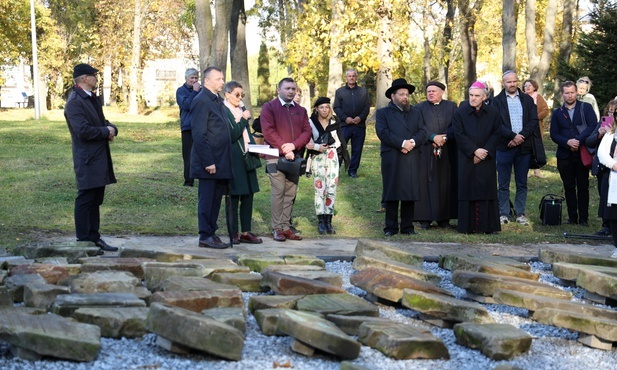 Wspólna modlitwa przy nowym symbolicznym lapidarium.