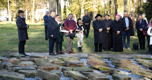 Wspólna modlitwa przy nowym symbolicznym lapidarium.