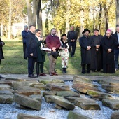 Wspólna modlitwa przy nowym symbolicznym lapidarium.