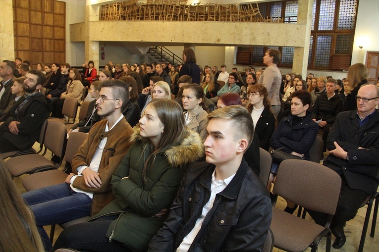 Tarnów. Stypendyści Fundacji im. Arcybiskupa Jerzego Ablewicza