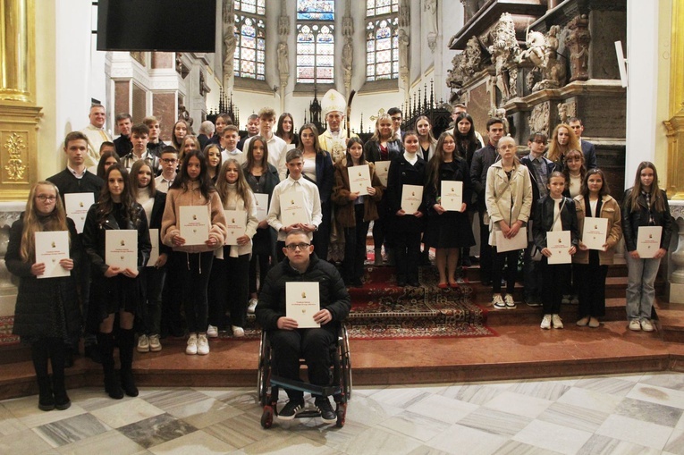 Tarnów. Stypendyści Fundacji im. Arcybiskupa Jerzego Ablewicza