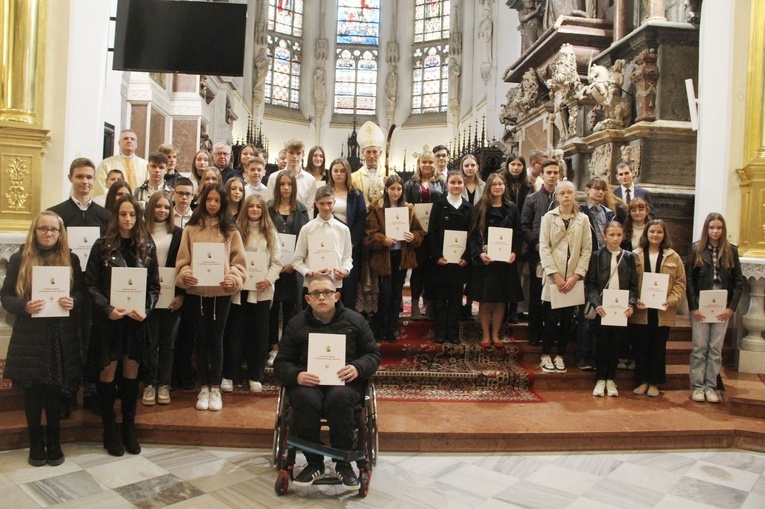 Tarnów. Stypendyści Fundacji im. Arcybiskupa Jerzego Ablewicza