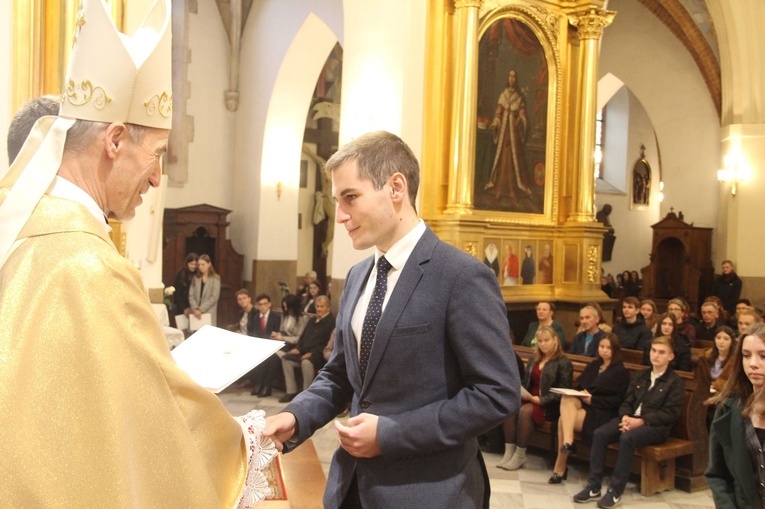 Tarnów. Stypendyści Fundacji im. Arcybiskupa Jerzego Ablewicza