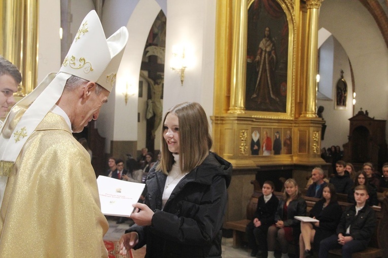 Tarnów. Stypendyści Fundacji im. Arcybiskupa Jerzego Ablewicza