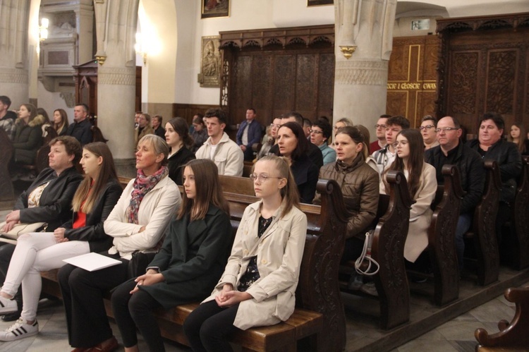 Tarnów. Stypendyści Fundacji im. Arcybiskupa Jerzego Ablewicza