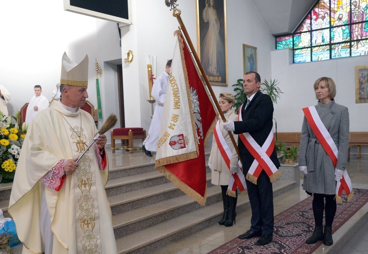 Sztandar szkoły z wizerunkiem patrona, św. Jana Pawła II, poświęcił bp Marek Solarczyk.