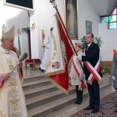 Sztandar szkoły z wizerunkiem patrona, św. Jana Pawła II, poświęcił bp Marek Solarczyk.