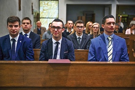 	Klerycy, którzy wchodzą na drogę formacji seminaryjnej.