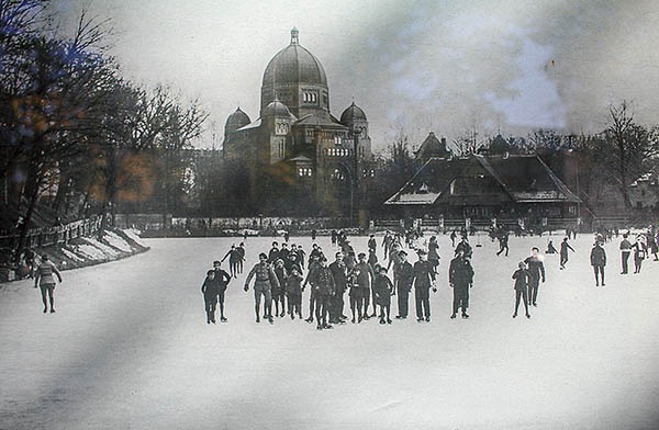 Ślizgawka na Stawku Zamkowym (w tle synagoga spalona w czasie „Nocy kryształowej”). 