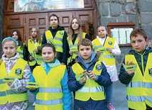 ▲	Uczniowie szkoły w Rdziostowie przed kościołem w Marcinkowicach.