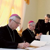 Podpisanie dokumentów w świdnickiej kurii biskupiej.