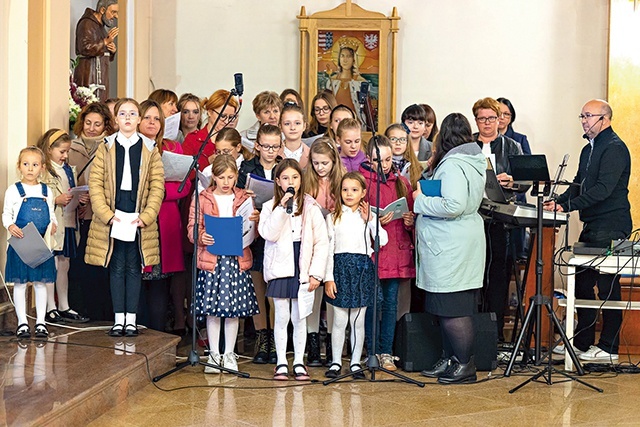 	Dla papieża rodzin  śpiewały całe rodziny, które nie tylko od święta dbają o oprawę muzyczną w parafii.