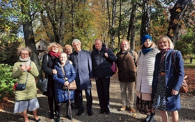 	Uczestnicy konferencji z Joanną Modrzejewską (trzecia od lewej) w parku na terenie muzeum.