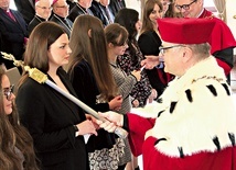 ▲	– Przed nami nowe wyzwania. Niech nie braknie nam zapału i wytrwałości w dążeniu do celu oraz wiary we własne możliwości – życzył zebranym ksiądz rektor. Na zdjęciu immatrykulacja przedstawicieli pierwszego roku studentów.