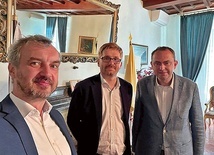 ▲	Ostatnia wizyta w Rzymie wrocławskich badaczy z Ośrodka „Pamięć i Przyszłość” przyniosła owocne rozmowy z polskimi dyplomatami.