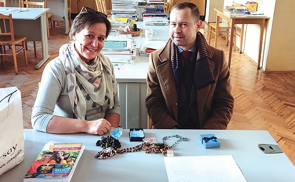 ▲	Dorota Kania i Jakub Staroń z cieszyńskimi koronkami dla wojska.