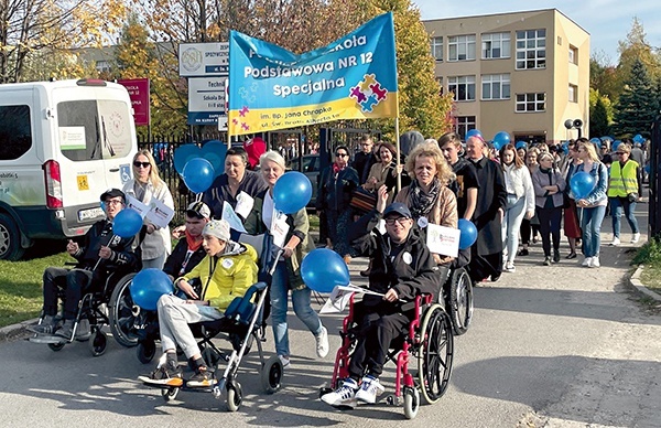 Uczestnicy wyruszyli sprzed budynku PSP nr 12 Specjalnej. W pochodzie szedł bp Marek Solarczyk.