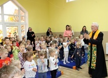 Ks. Tadeusz Faryś w czasie spotkania z przedszkolakami.