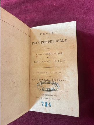Księgarz wyjaśnia nieporozumienie wokół książki ofiarowanej przez Macrona papieżowi