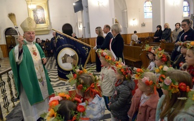 Sztandar szkoły poświęcił bp Marek Solarczyk.