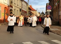 Procesja z relkwiami ulicami miasta.